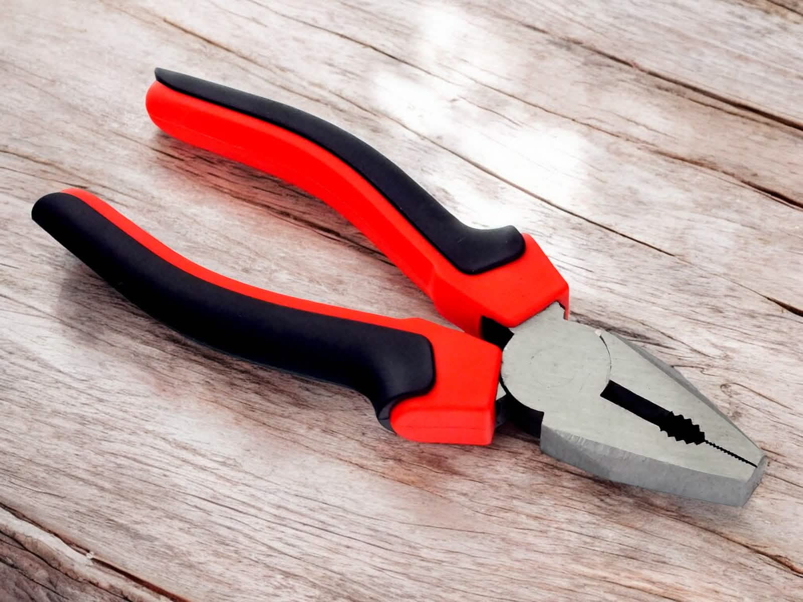 Voche 6" 150mm Combination Pliers | Heavy Duty Heat Treated Steel with Non Slip Grips